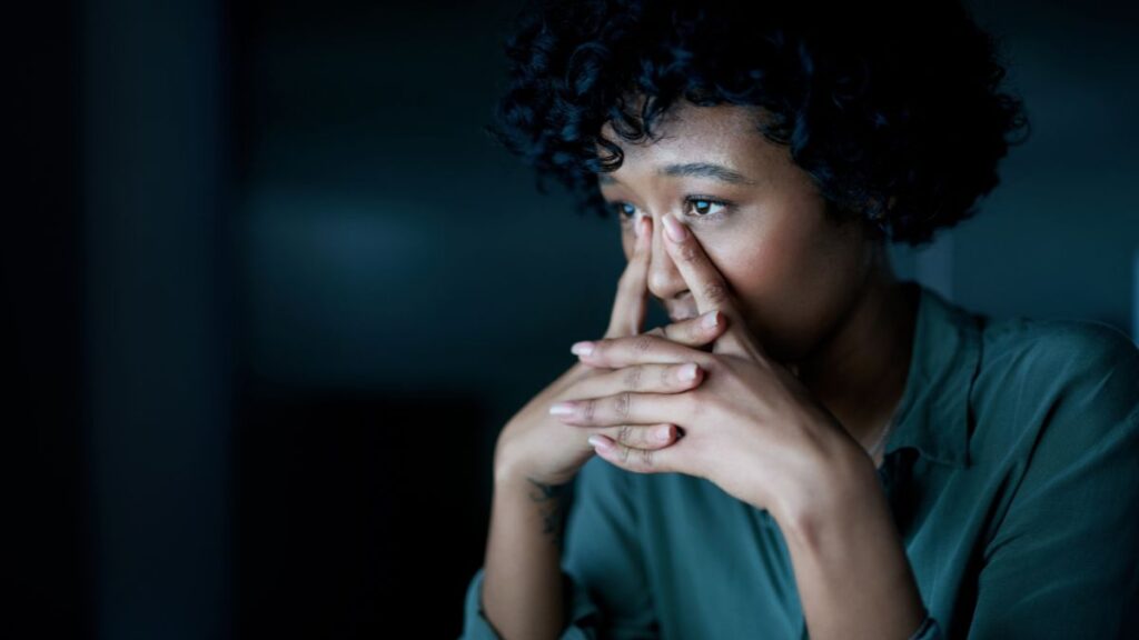 Frau die über ihre Fehler nachdenkt