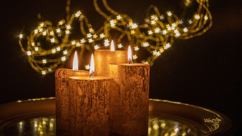 4 Goldene Advent-Kerzen brennen