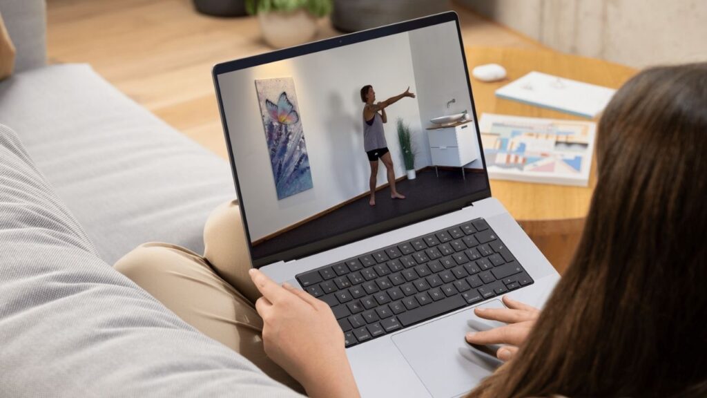 Frau hält Laptop mit Katy im Bild