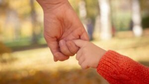 Hand in Hand, Mutter und Kind