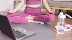 Freu beim Training vor dem Laptop